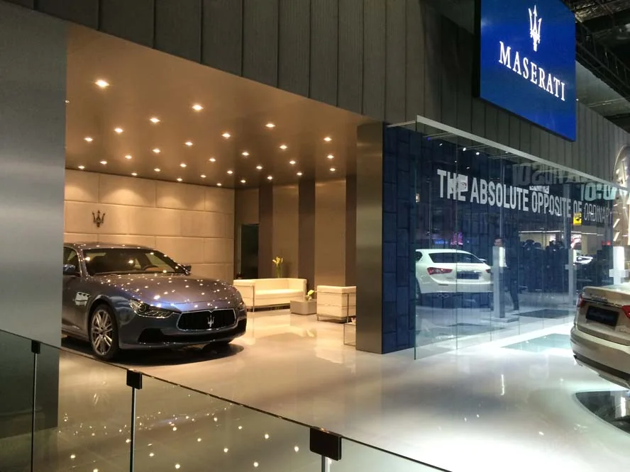 Shanghai / An illuminated exterior introduces the Maserati environment.