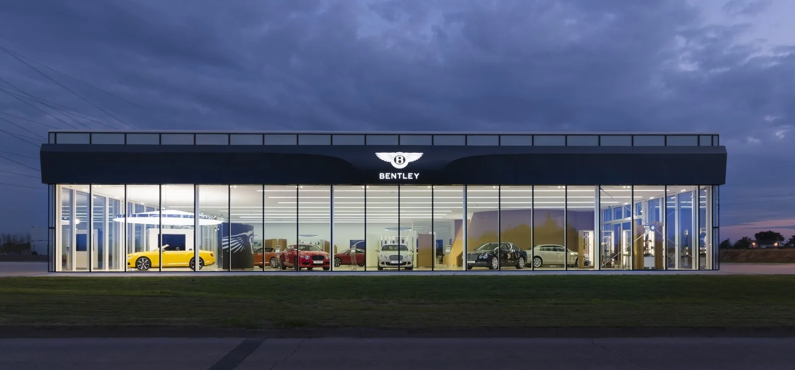 CW1 House / European program-reference photography establishes the retail image at dusk.