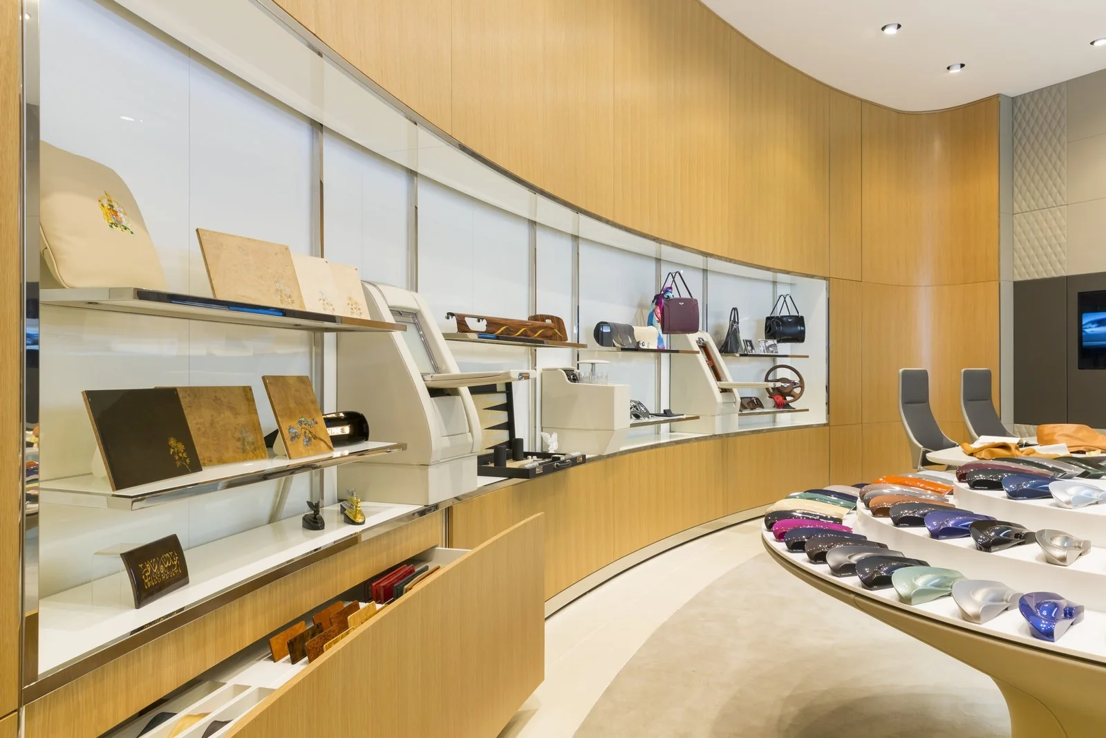 CW1 House / A curved material library brings craftsmanship into the visit.