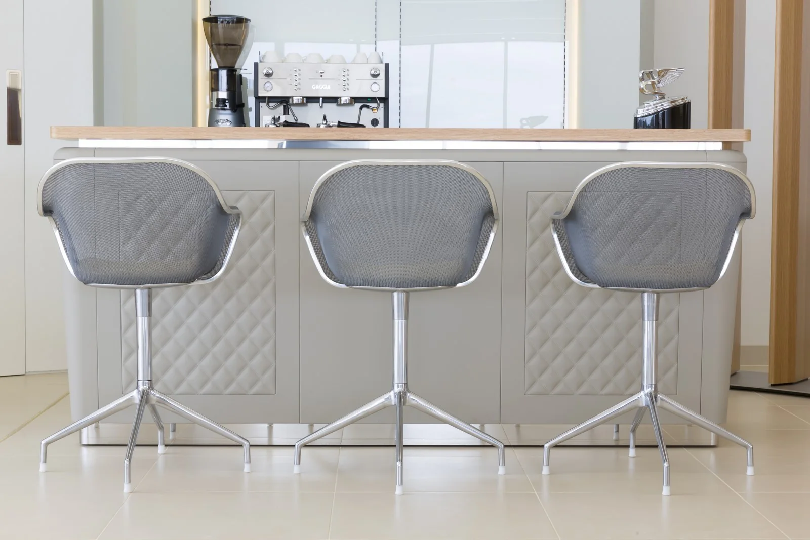 CW1 House / The hospitality counter carries Bentley’s material language into a human-scale detail.