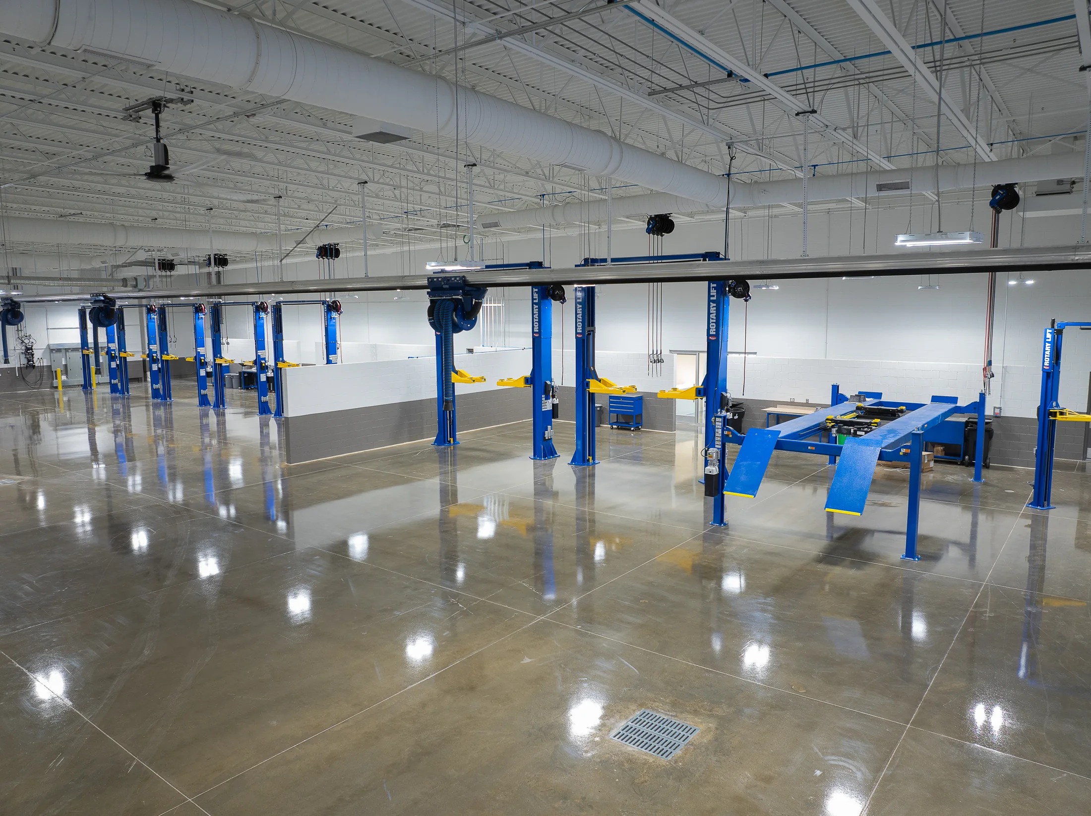 The service setting / The working floor is planned around commercial vehicles and the people servicing them.