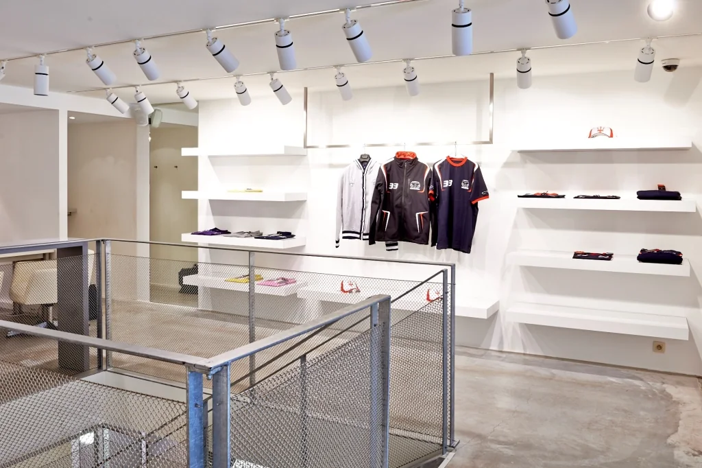 Knokke / The stair and mezzanine connect the retail setting vertically.