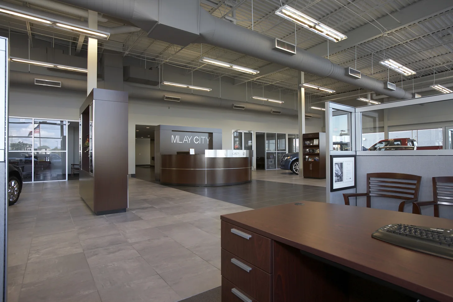 Sightlines connect the showroom’s working spaces and customer-facing areas.