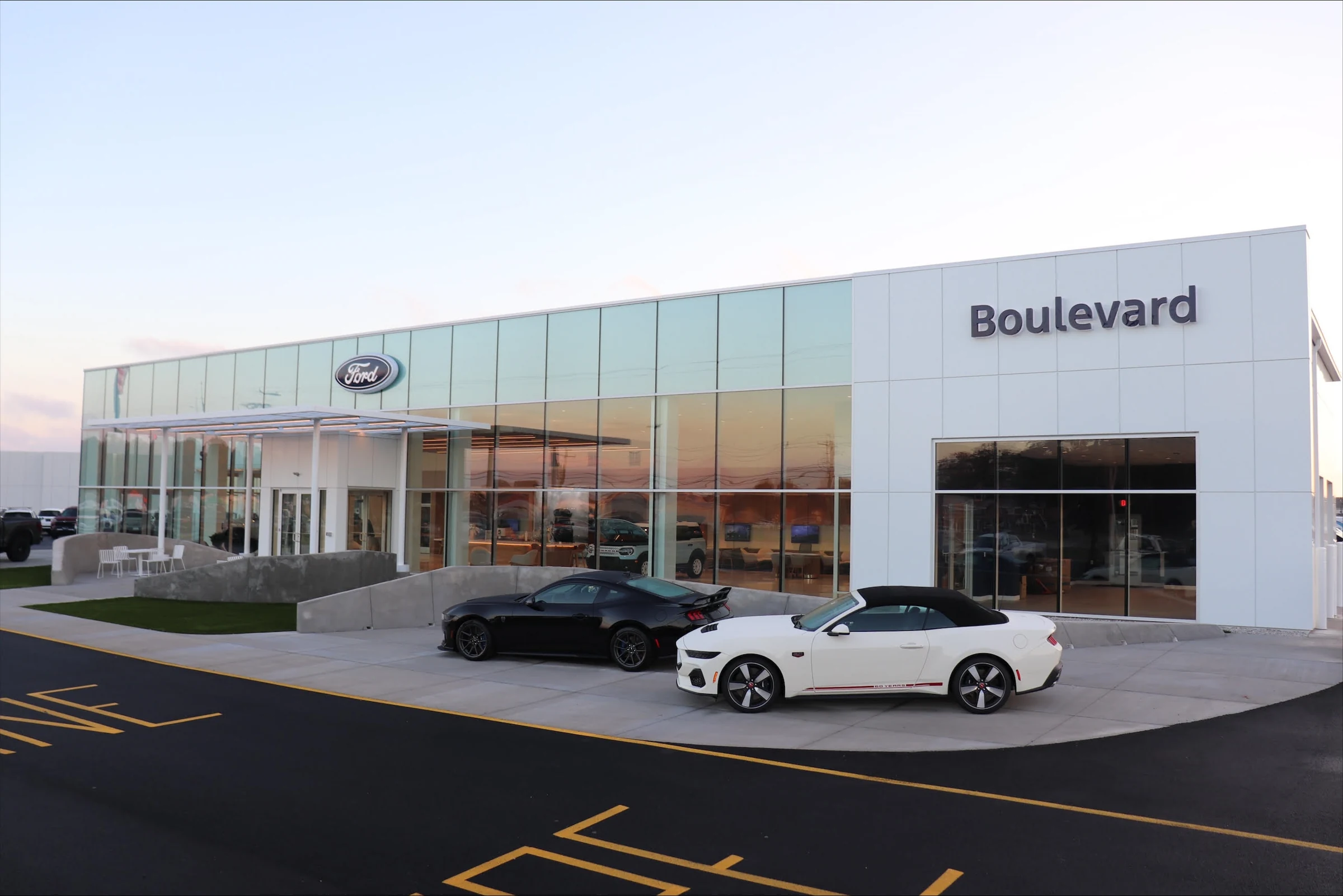 Boulevard Ford exterior with the Ford badge, entry trellis and vehicles at the entrance